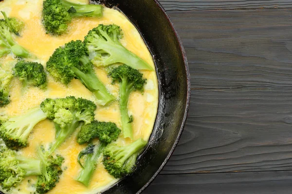 Brokoli ile omlet eski ahşap zemin üzerinde. Sayfanın Üstü 