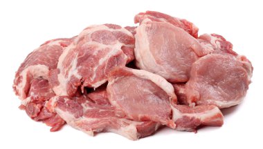 Beyaz arka planda izole edilmiş taze çiğ et