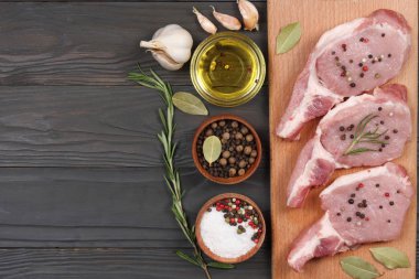 ahşap masa üzerinde baharatlar ile taze çiğ et. Üstten Görünüm