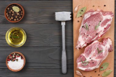 ahşap masa üzerinde baharatlar ile taze çiğ et. Üstten Görünüm