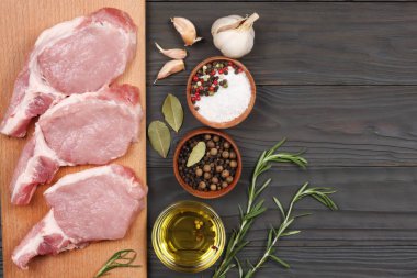 ahşap masa üzerinde baharatlar ile taze çiğ et. Üstten Görünüm