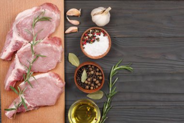 ahşap masa üzerinde baharatlar ile taze çiğ et. Üstten Görünüm