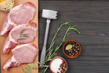 ahşap masa üzerinde baharatlar ile taze çiğ et. Üstten Görünüm