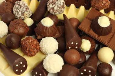 çikolata şekerleme şeker karışımı beyaz izole