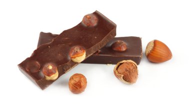 çikolata tatlılar üzerinde beyaz izole fındık ile şekerleme