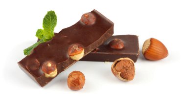 çikolata tatlılar üzerinde beyaz izole fındık ile şekerleme