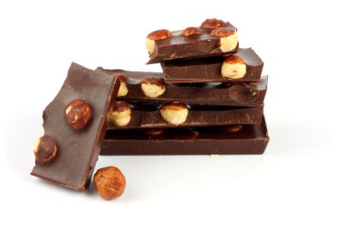 çikolata tatlılar üzerinde beyaz izole fındık ile şekerleme