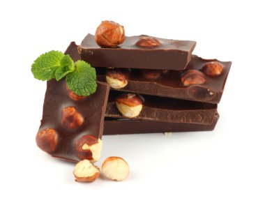 çikolata tatlılar üzerinde beyaz izole fındık ile şekerleme