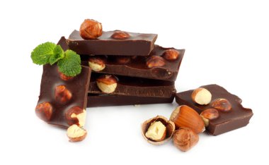 çikolata tatlılar üzerinde beyaz izole fındık ile şekerleme