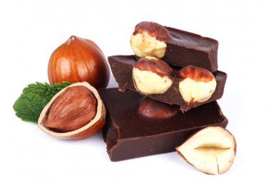 çikolata tatlılar üzerinde beyaz izole fındık ile şekerleme