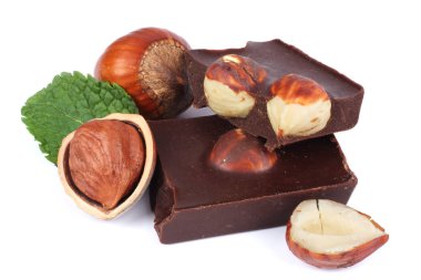 çikolata tatlılar üzerinde beyaz izole fındık ile şekerleme