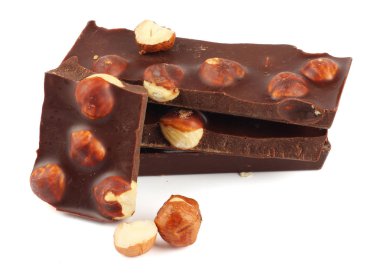 çikolata tatlılar üzerinde beyaz izole fındık ile şekerleme