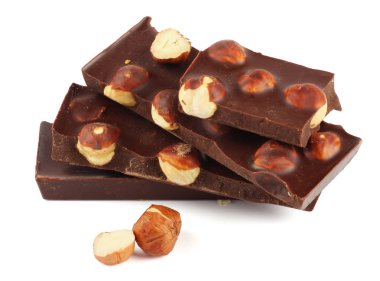 çikolata tatlılar üzerinde beyaz izole fındık ile şekerleme