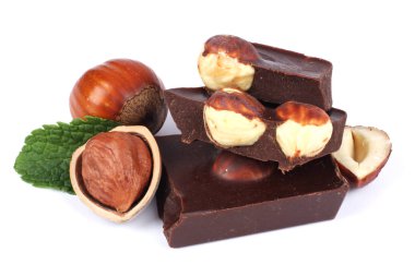 çikolata tatlılar üzerinde beyaz izole fındık ile şekerleme