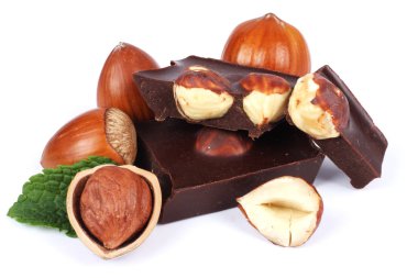 çikolata tatlılar üzerinde beyaz izole fındık ile şekerleme