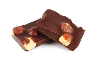 çikolata tatlılar üzerinde beyaz izole fındık ile şekerleme