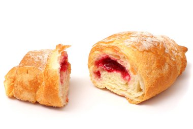 Taze kruvasan beyazda izole edilmiş.