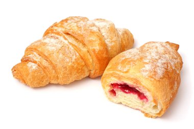 Taze kruvasan beyazda izole edilmiş.