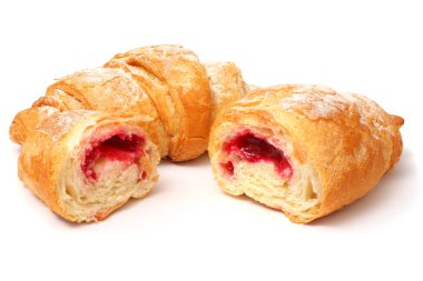 Taze kruvasan beyazda izole edilmiş.