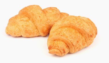 Taze kruvasan beyazda izole edilmiş.