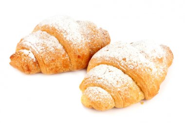 Taze kruvasan beyazda izole edilmiş.