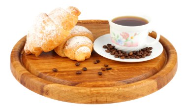 ahşap üzerine kahve ile taze kruvasan