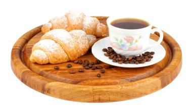 ahşap üzerine kahve ile taze kruvasan