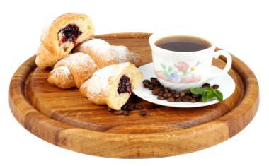 ahşap üzerine kahve ile taze kruvasan