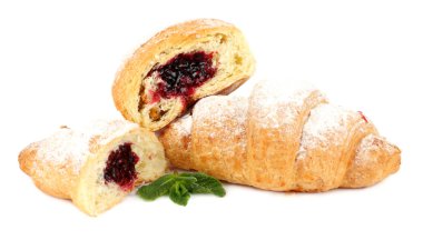 Taze kruvasan beyazda izole edilmiş.