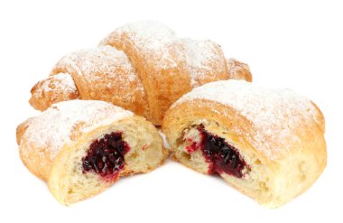 Taze kruvasan beyazda izole edilmiş.