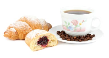 beyaz izole kahve ile taze kruvasan