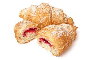 Taze kruvasan beyazda izole edilmiş.