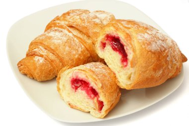 Taze kruvasan beyazda izole edilmiş.