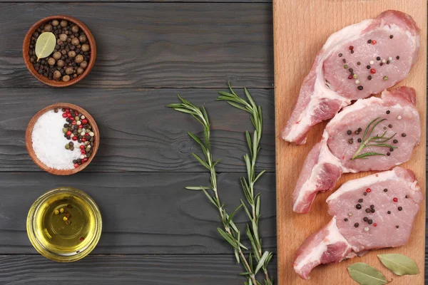 ahşap masa üzerinde baharatlar ile taze çiğ et. Üstten Görünüm