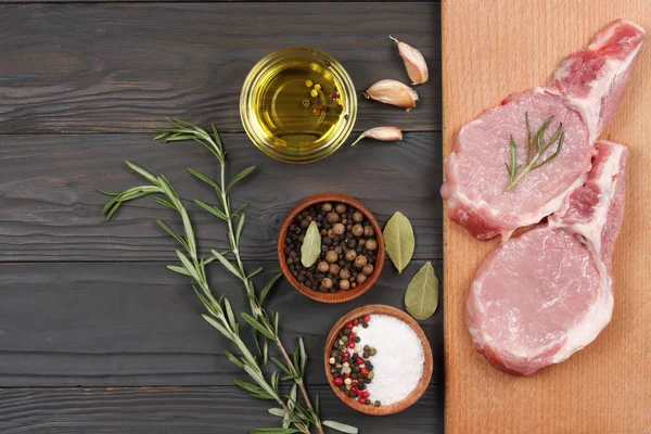 Carne fresca cruda con especias en la mesa de madera. vista superior — Foto de Stock