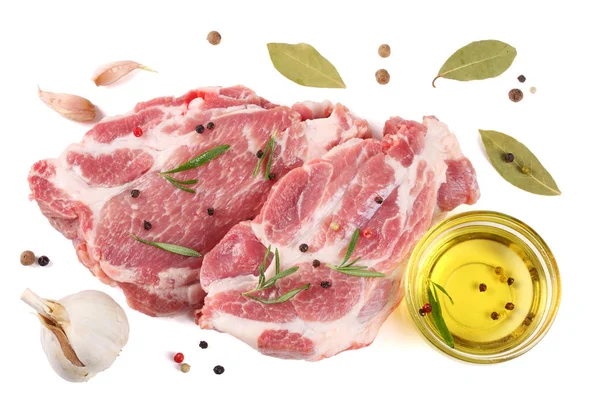 Carne fresca cruda con especias aisladas sobre blanco. vista superior — Foto de Stock