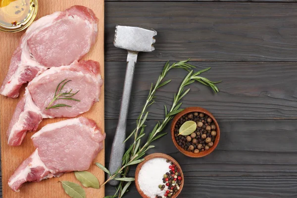 ahşap masa üzerinde baharatlar ile taze çiğ et. Üstten Görünüm