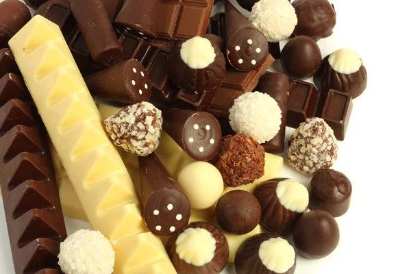 Mistura de doces de chocolate doces isolados em branco — Fotografia de Stock