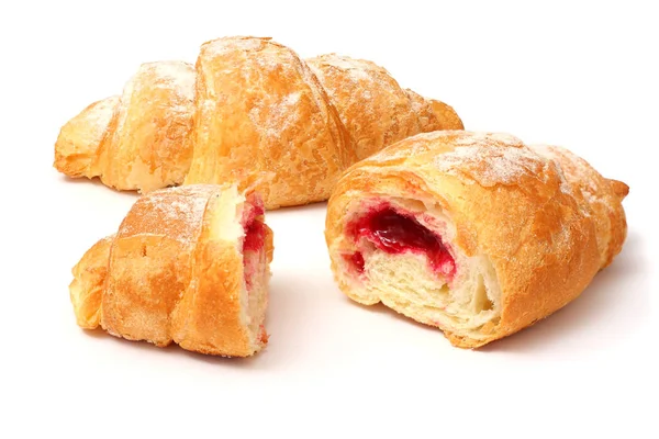 Čerstvý croissant izolovaný na bílém — Stock fotografie