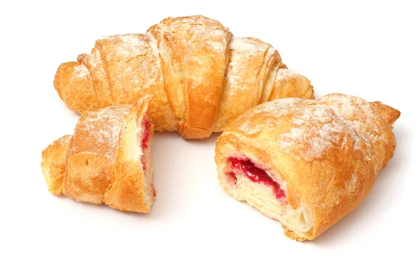 Taze kruvasan beyazda izole edilmiş.