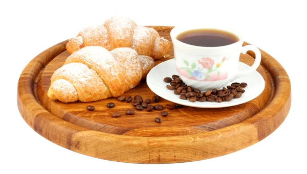 ahşap üzerine kahve ile taze kruvasan