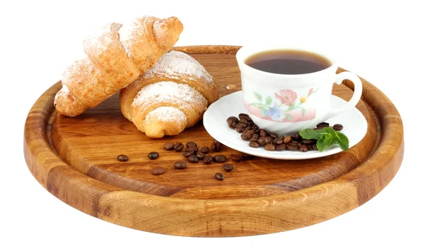 ahşap üzerine kahve ile taze kruvasan