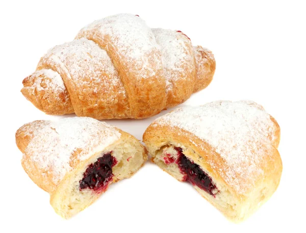 Taze kruvasan beyazda izole edilmiş.