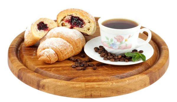 ahşap üzerine kahve ile taze kruvasan