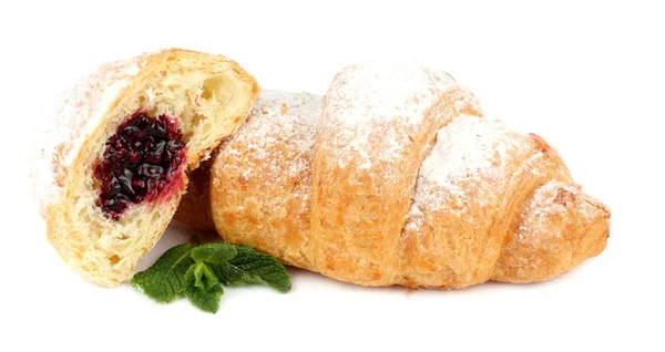 Taze kruvasan beyazda izole edilmiş.