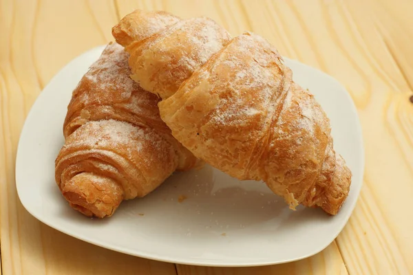 Croissant fresco su legno — Foto Stock