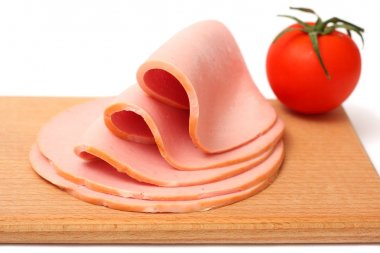 Beyaz izole haşlanmış jambon sosis dilimli