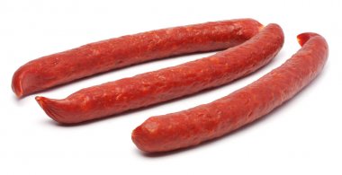 Salam sosis dilimleri ve beyaz arka plan üzerinde izole nane yaprakları ile füme