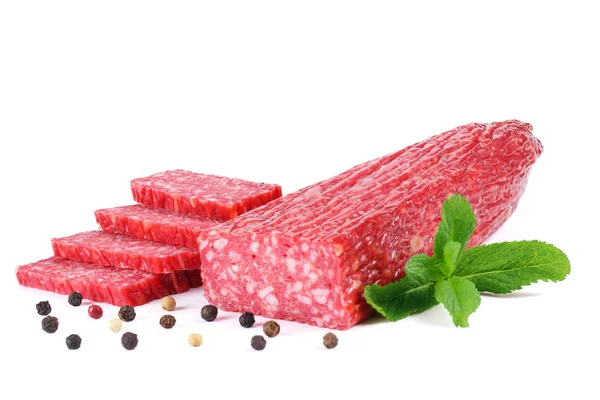 Salami geräucherte Wurst mit Scheiben und Minzblättern isoliert auf weißem Hintergrund — Stockfoto