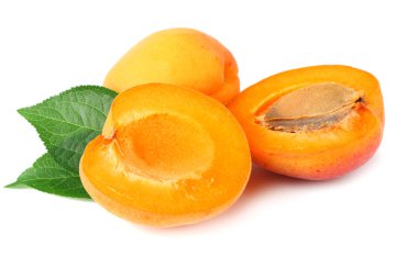 dilimler ve yeşil yaprak beyaz arka plan izole ile kayısı meyve.  